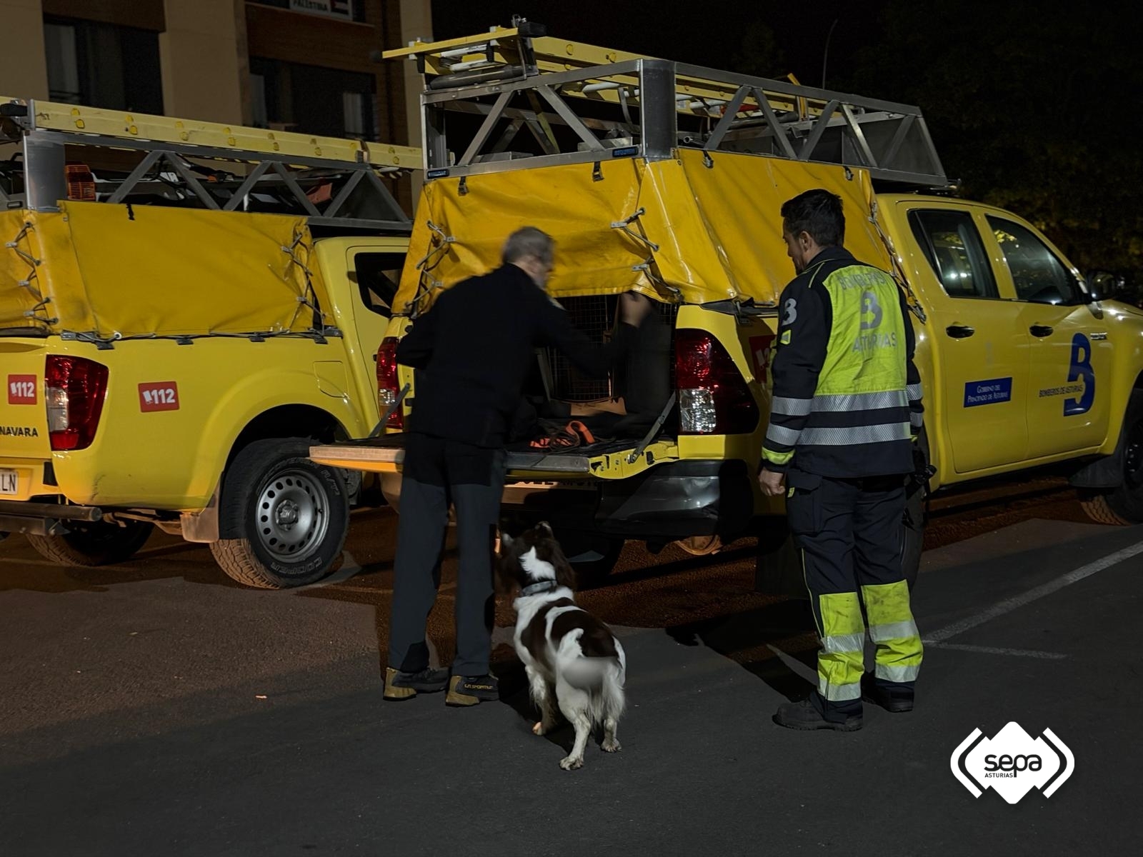 Unidad Canina y Bomberos de Asturias en el aparcamiento de Arenas de Cabrales para iniciar la b�squeda