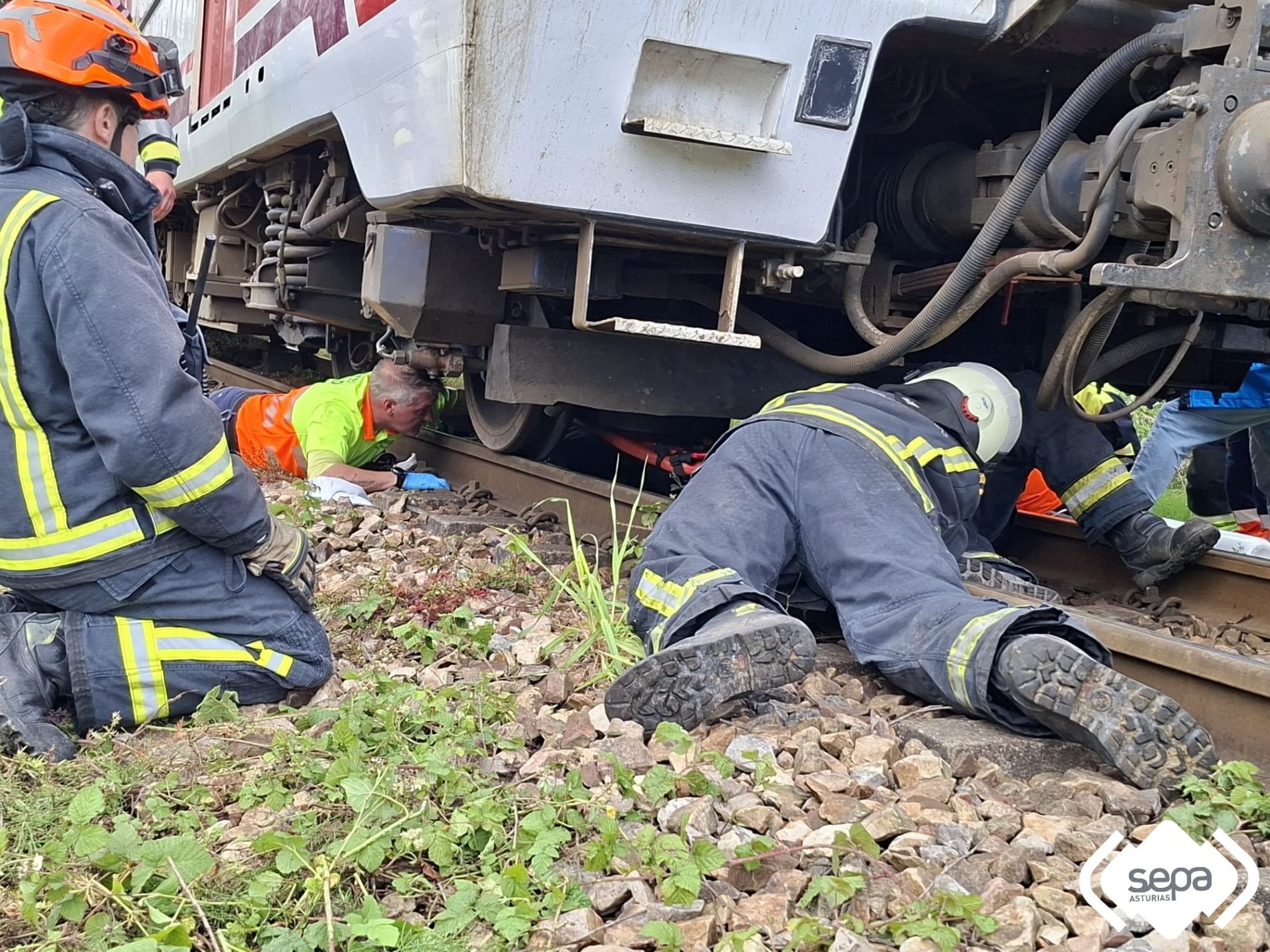 Bomberos trabajando en Siero.