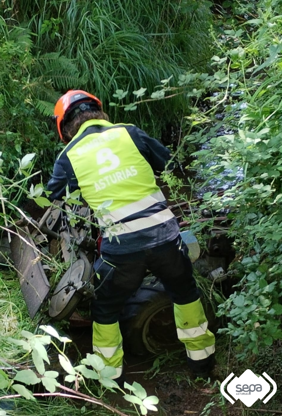 Bomberos en el accidente de Colunga.