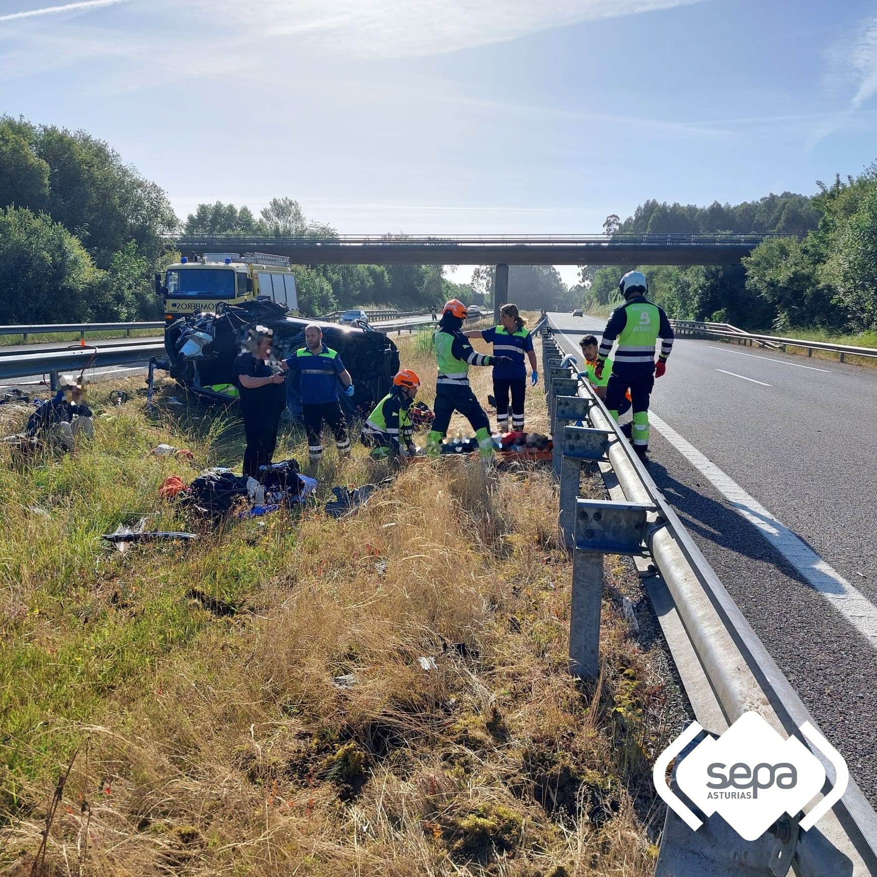 Bomberos en el lugar del accidente en la A-8 en Llanes.