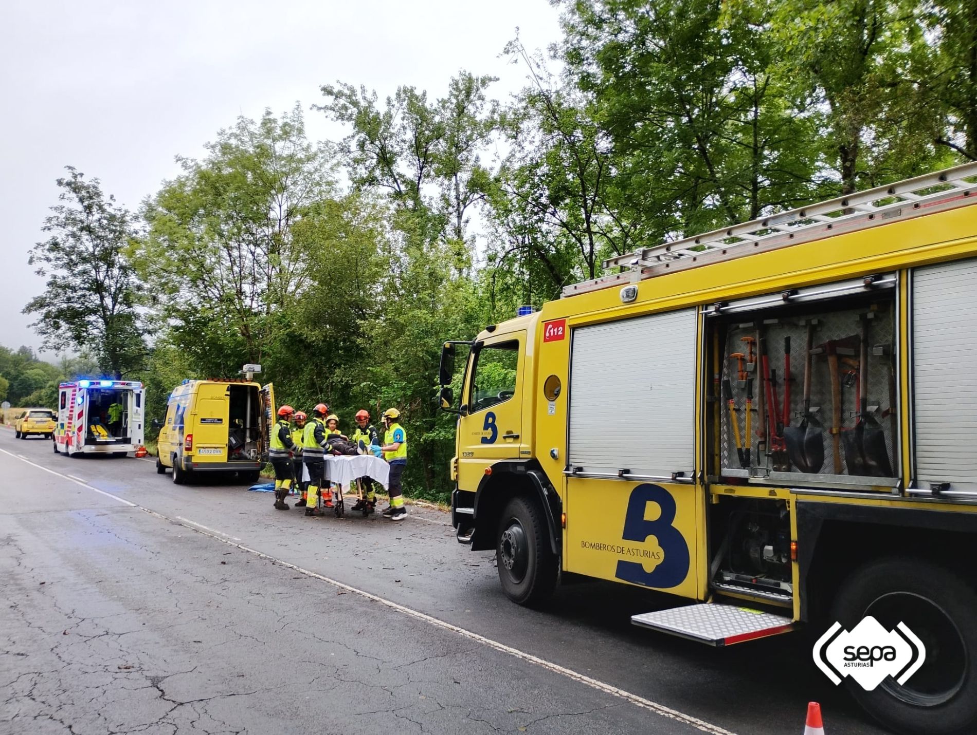 El herido evacuado a la ambulancia tras ser excarcelado por bomberos