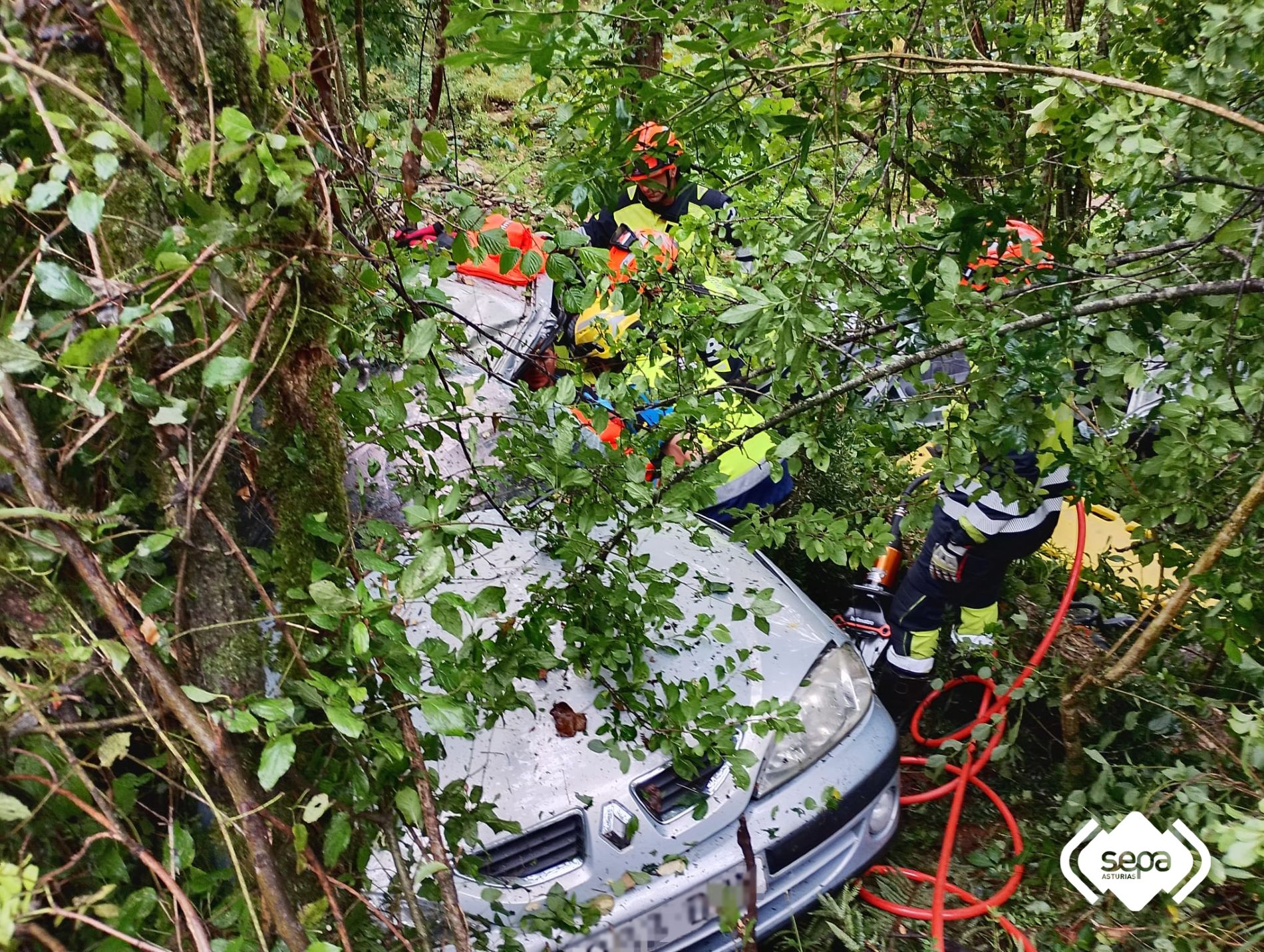 Antes de proceder a la excarcelaci�n los bomberos aseguraron el turismo con un cabrestante