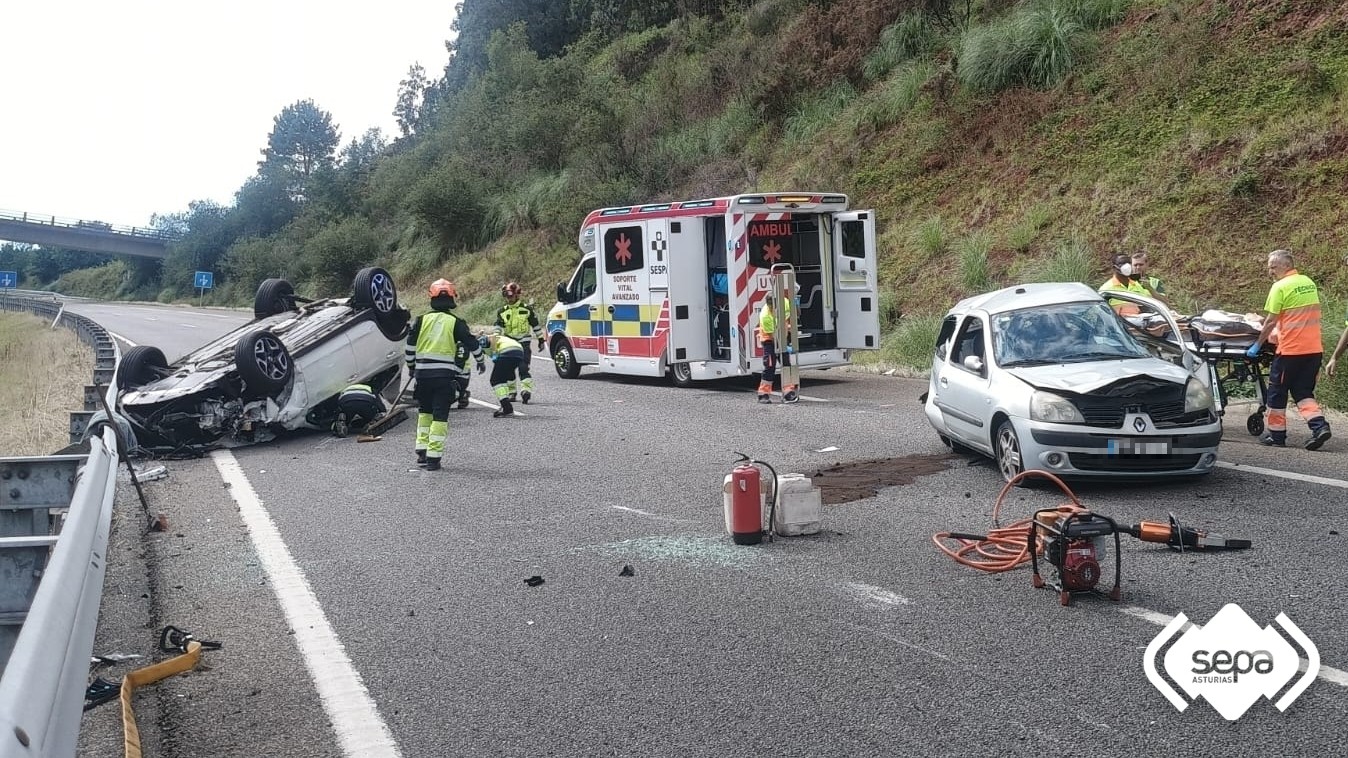 Bomberos del SEPA de Avil�s realizando tareas de seguridad