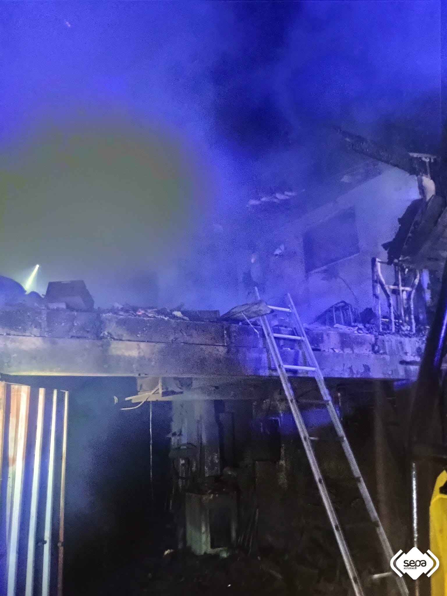 Trabajos de enfriamiento y desescombro tras extinguir las llamas