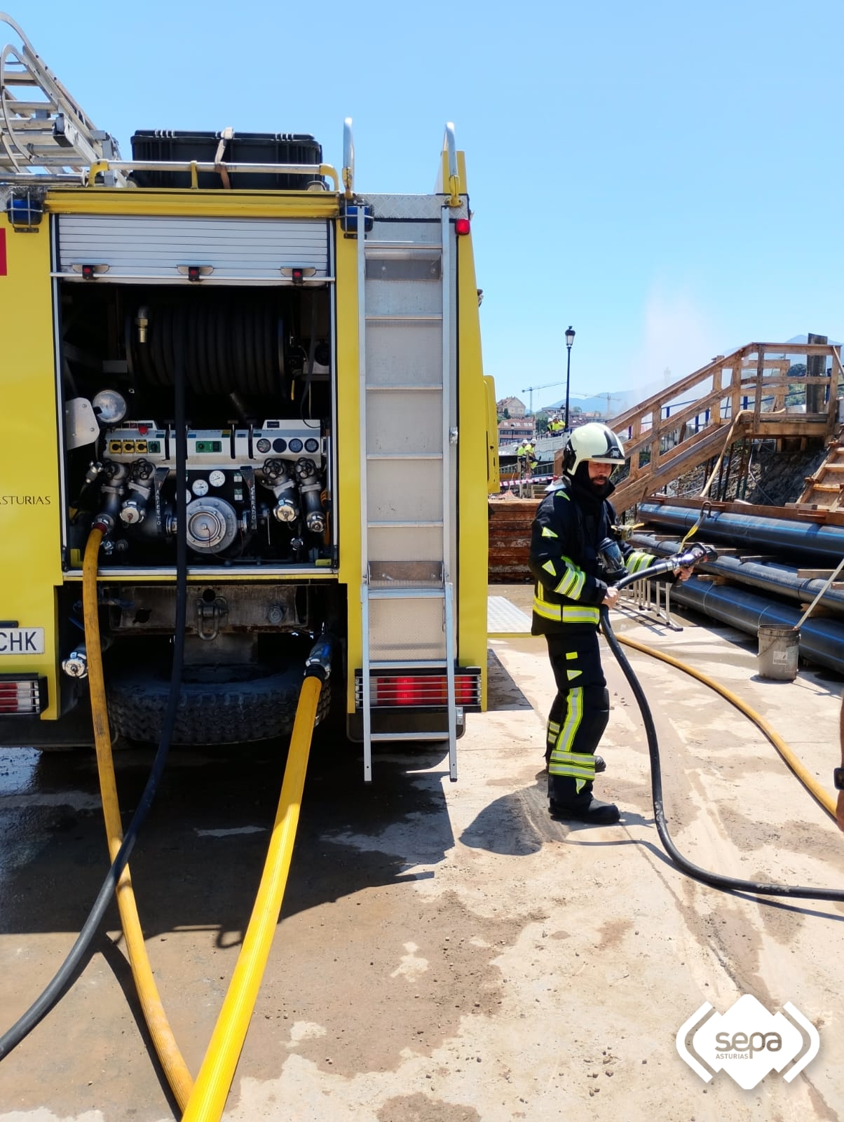 Bomberos de Llanes controlado la fuga  3