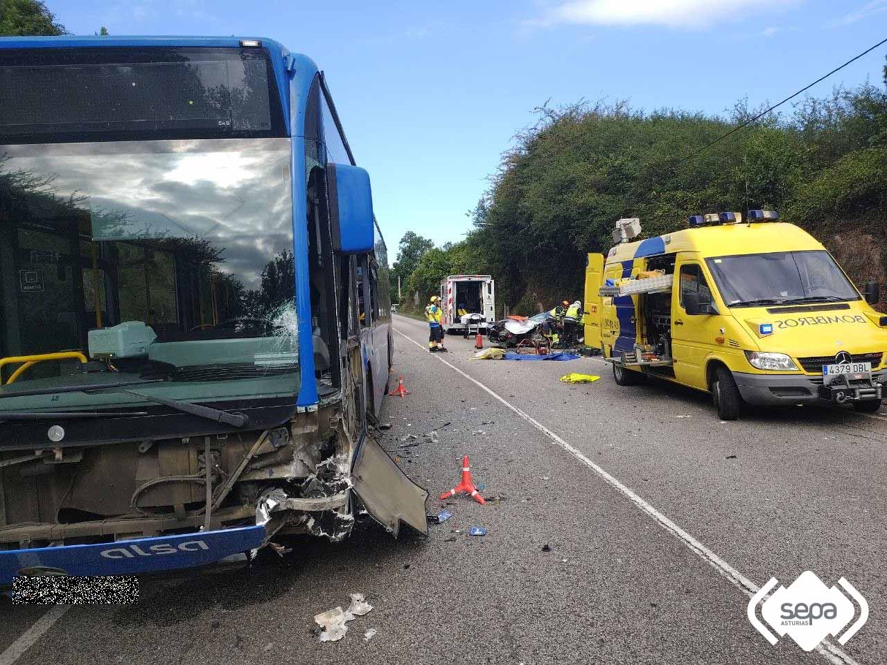 Bomberos de Avil�s en el accidente de Carre�o.