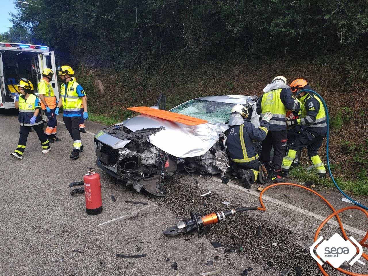 Bomberos trabajando en el accidente de Carre�o.