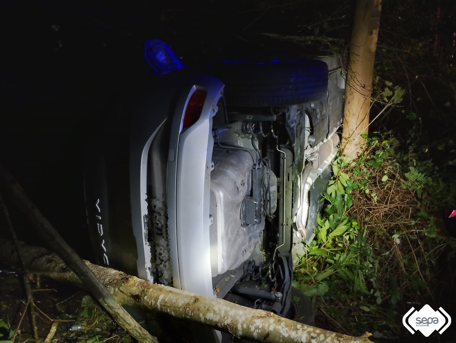 Coche accidentado en A Carid�, El Franco.