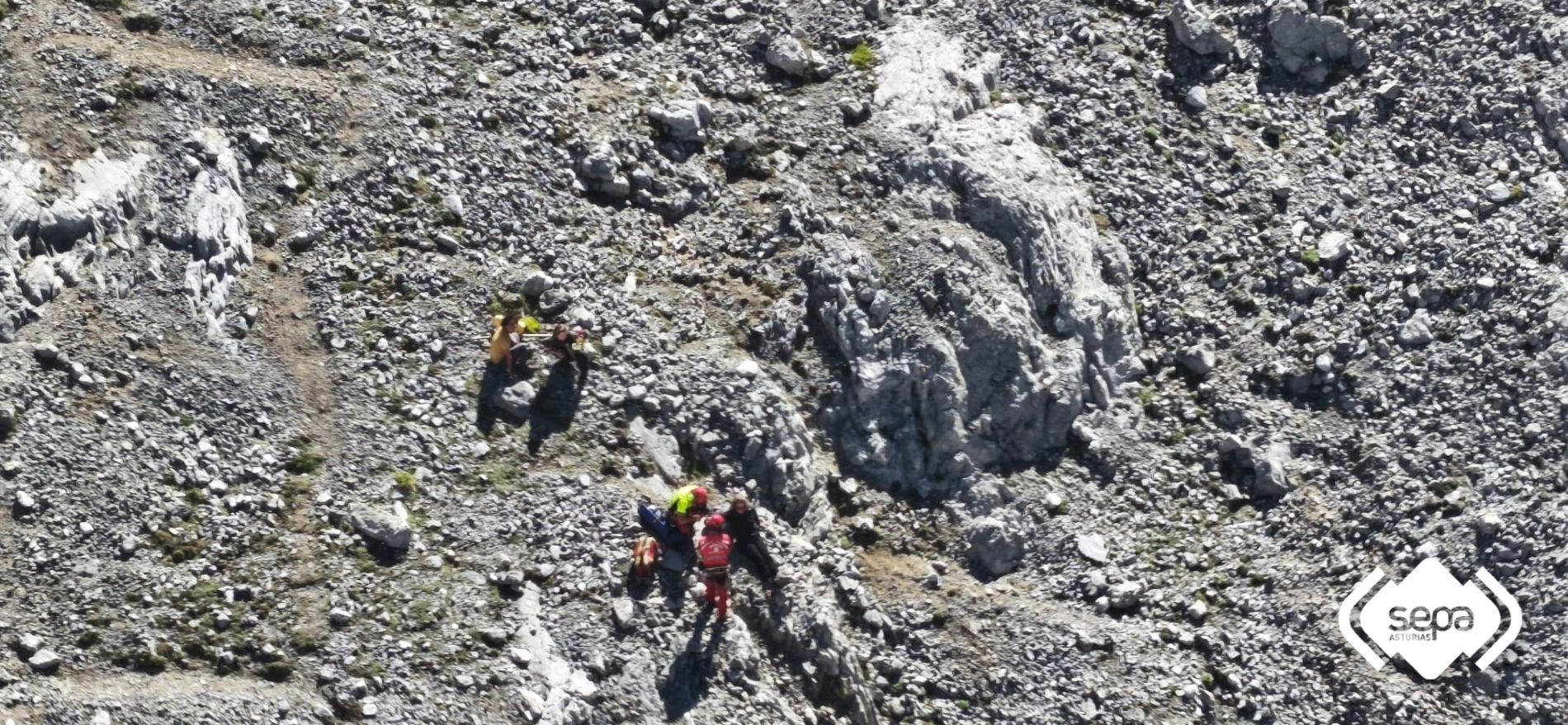 La mujer herida atendida por el m�dico-rescatador en el Jou Sin Tierre