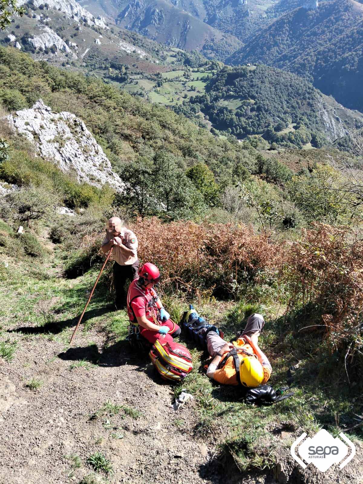 Cazador lesionado tras sufrir una ca�da en Pel�gano, Aller.