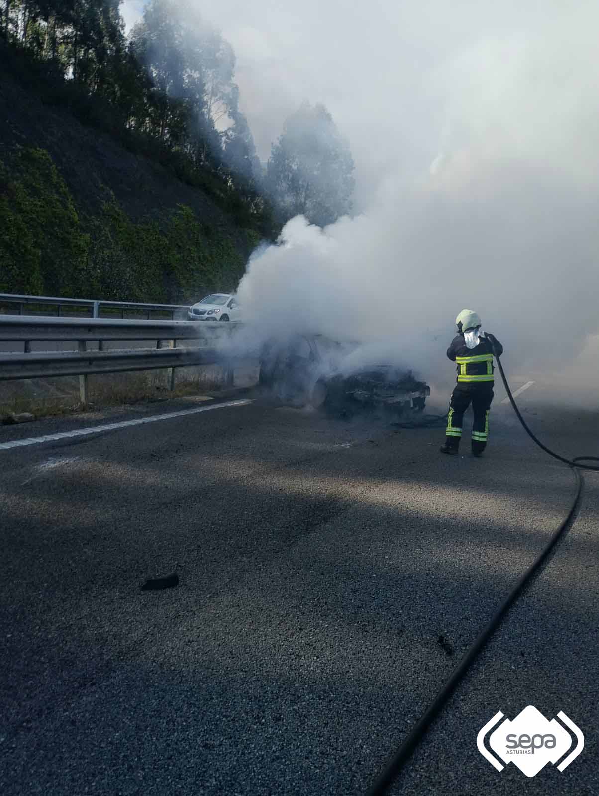 Bomberos del SEPA sofocando el incendio del coche accidentado en la A-8 en Llanes.