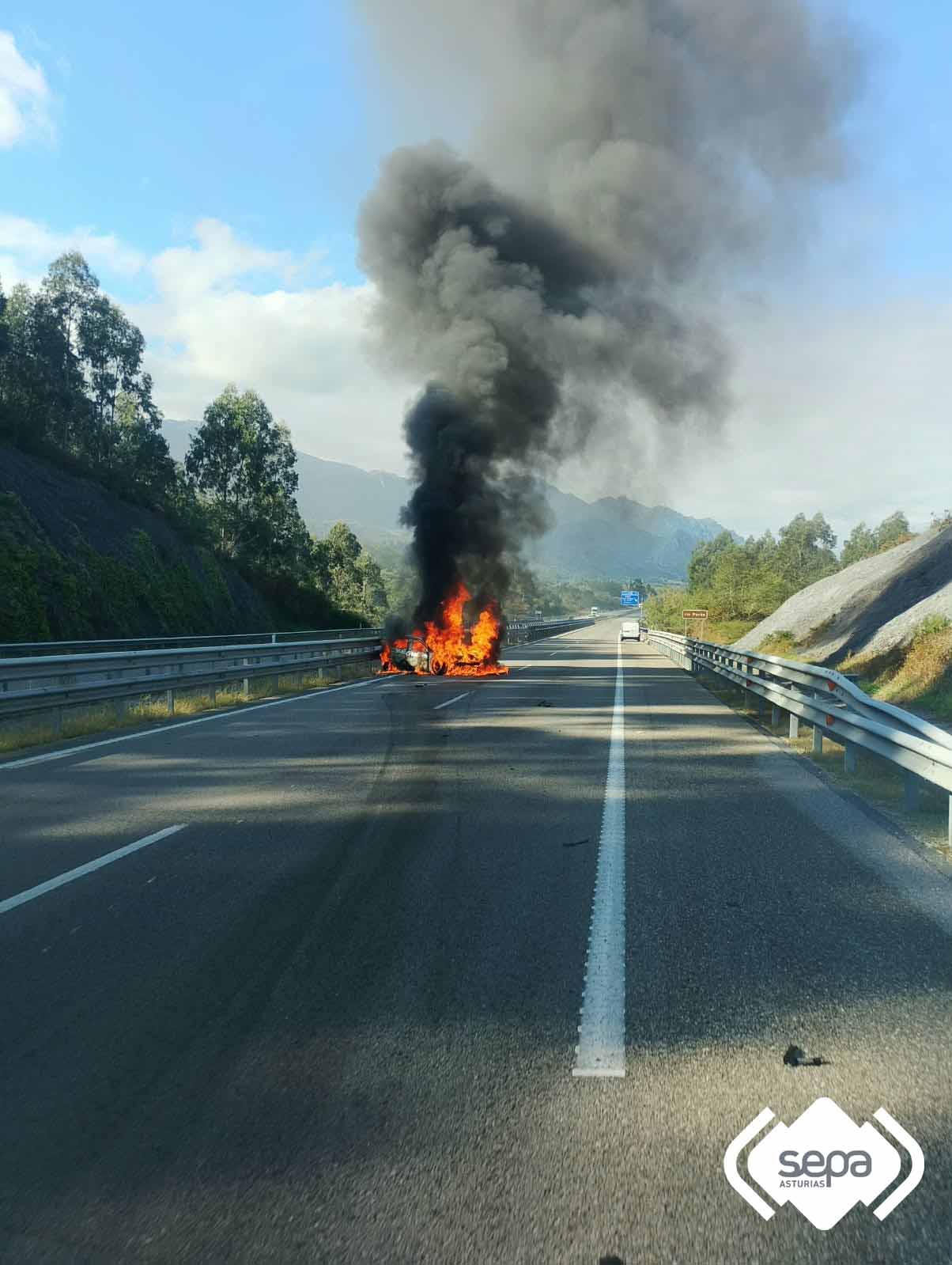 Coche incendiado en la A-8 en Llanes.