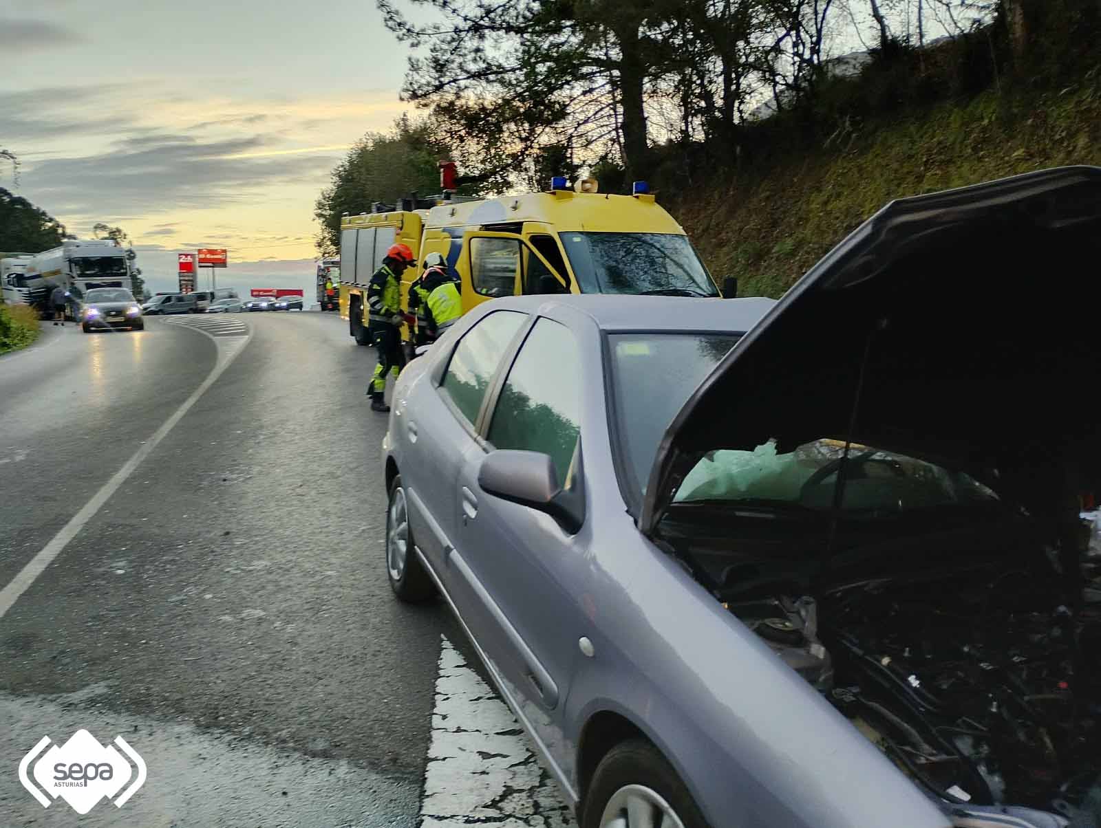Bomberos del SEPA en el accidente de tr�fico en Llanes.