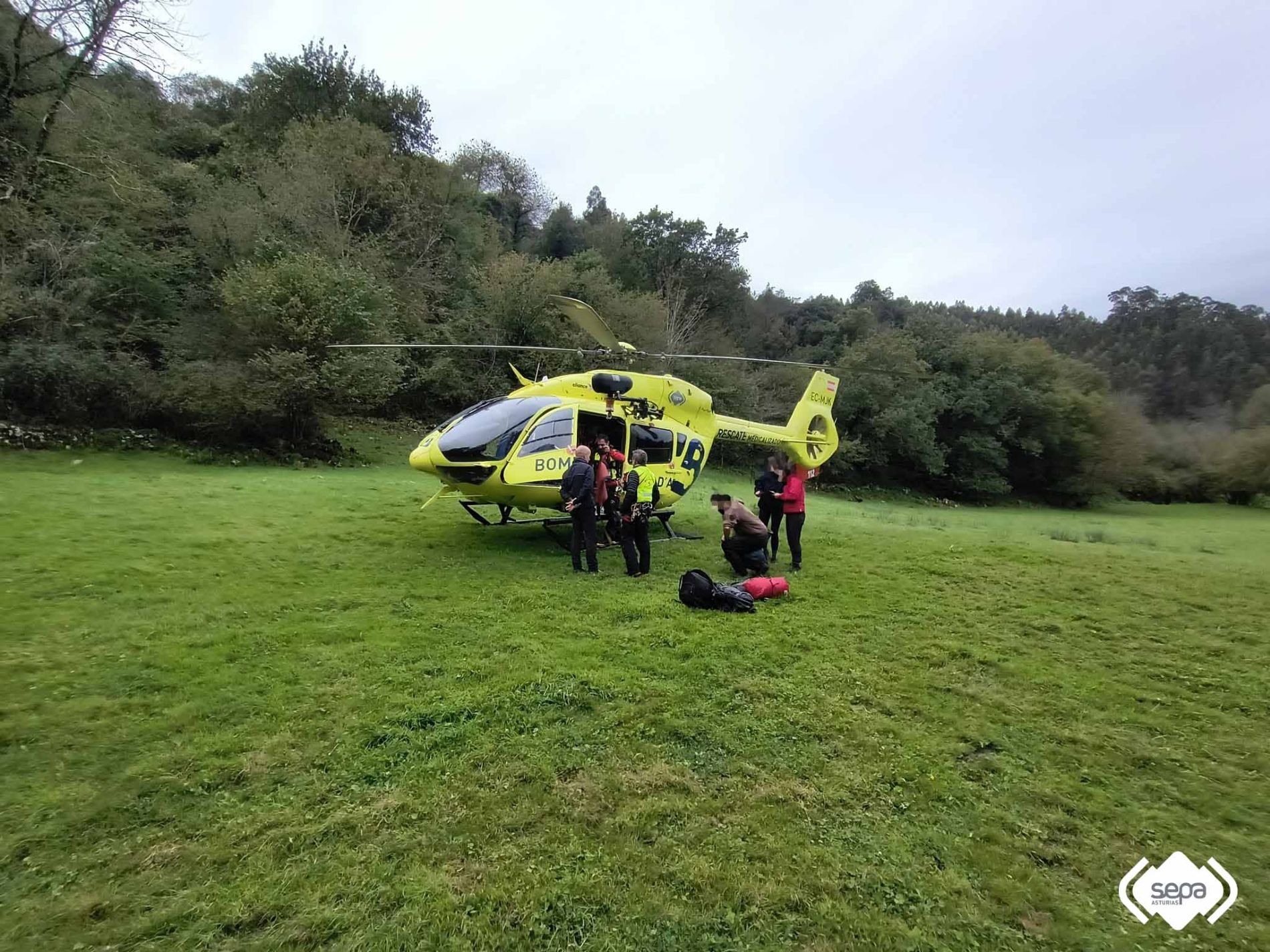 Grupo de Rescate con los afectados rescatados ilesos.