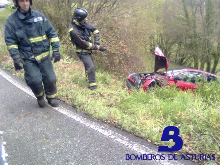 Bomberos en el lugar del accidente en Salas.