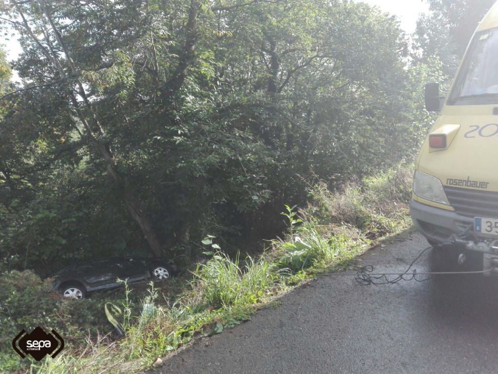 BOMBEROS CON EL VEHCULO ACCIDENTADO EN PRAVIA.