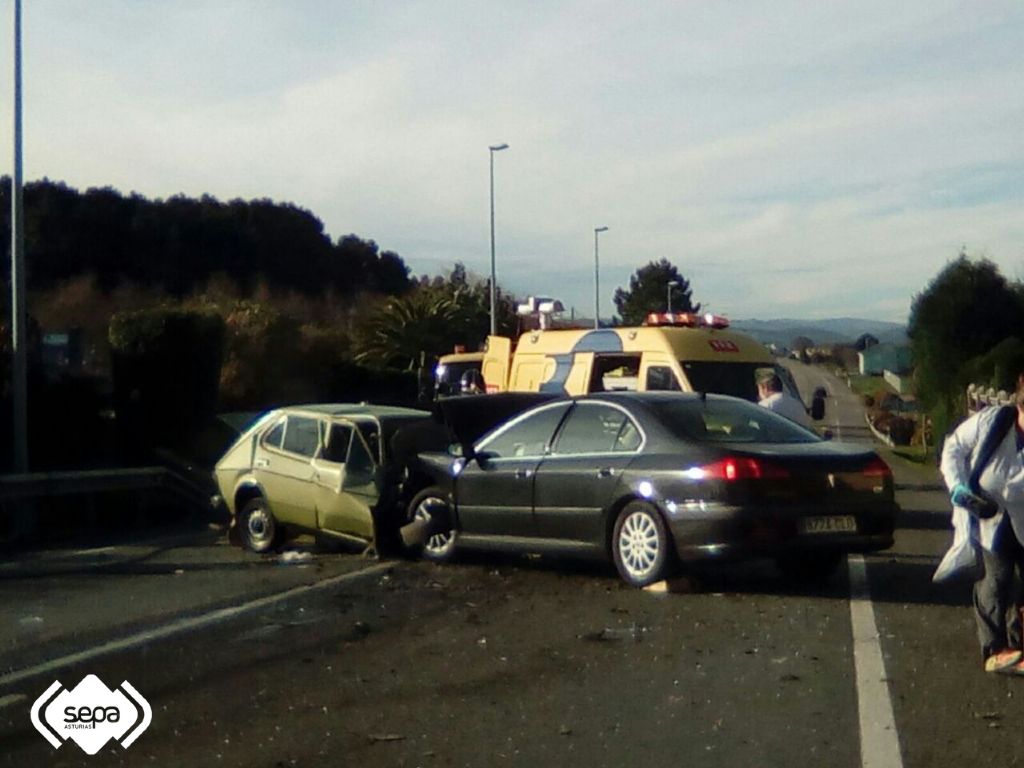 Automviles accidentados en Rapalcuarto, Tapia de Casariego.