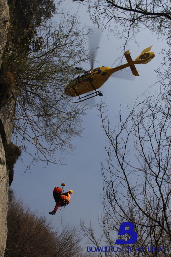 Momento del rescate del cuerpo sin vida del fallecido en la zona de escalada de La Selva, en Quirs.