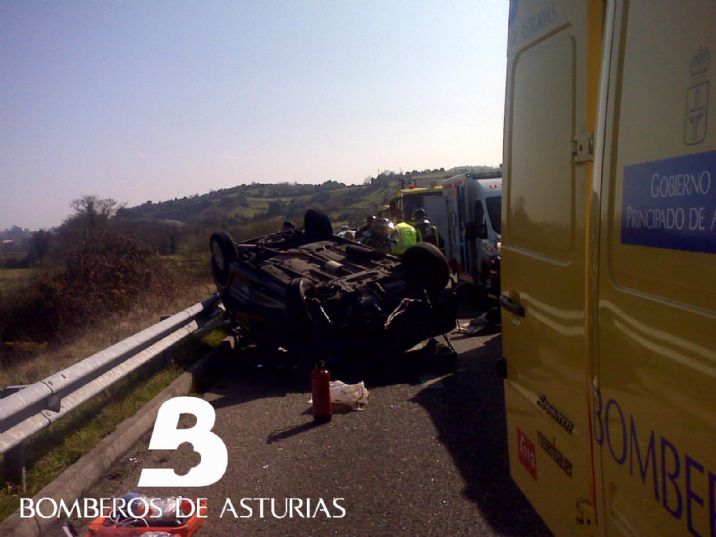 BOMBEROS DE ASTURIAS EN EL ACCIDENTE DE TRFICO DE LA A-8 EN COLUNGA