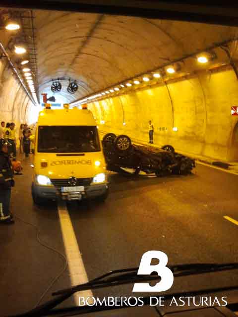 COCHE ACCIDENTADO EN EL TNEL DE LLOVIO, EN LA A-8, EN RIBADESELLA.