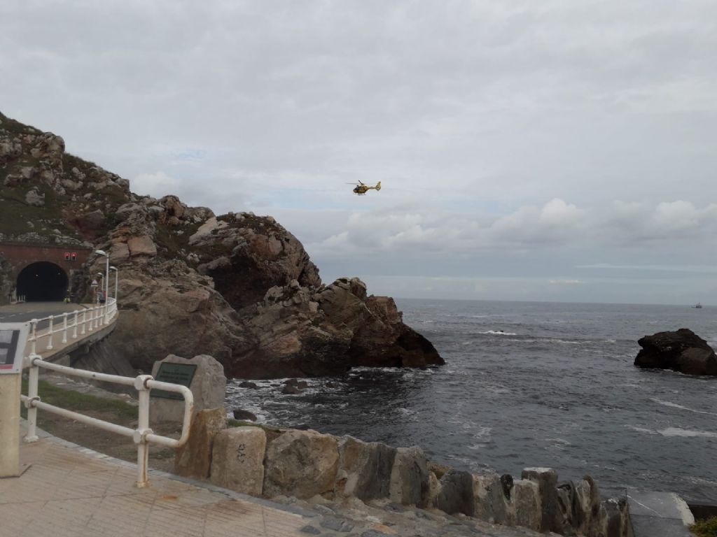 El helicoptero de bomberos rastreando el lugar