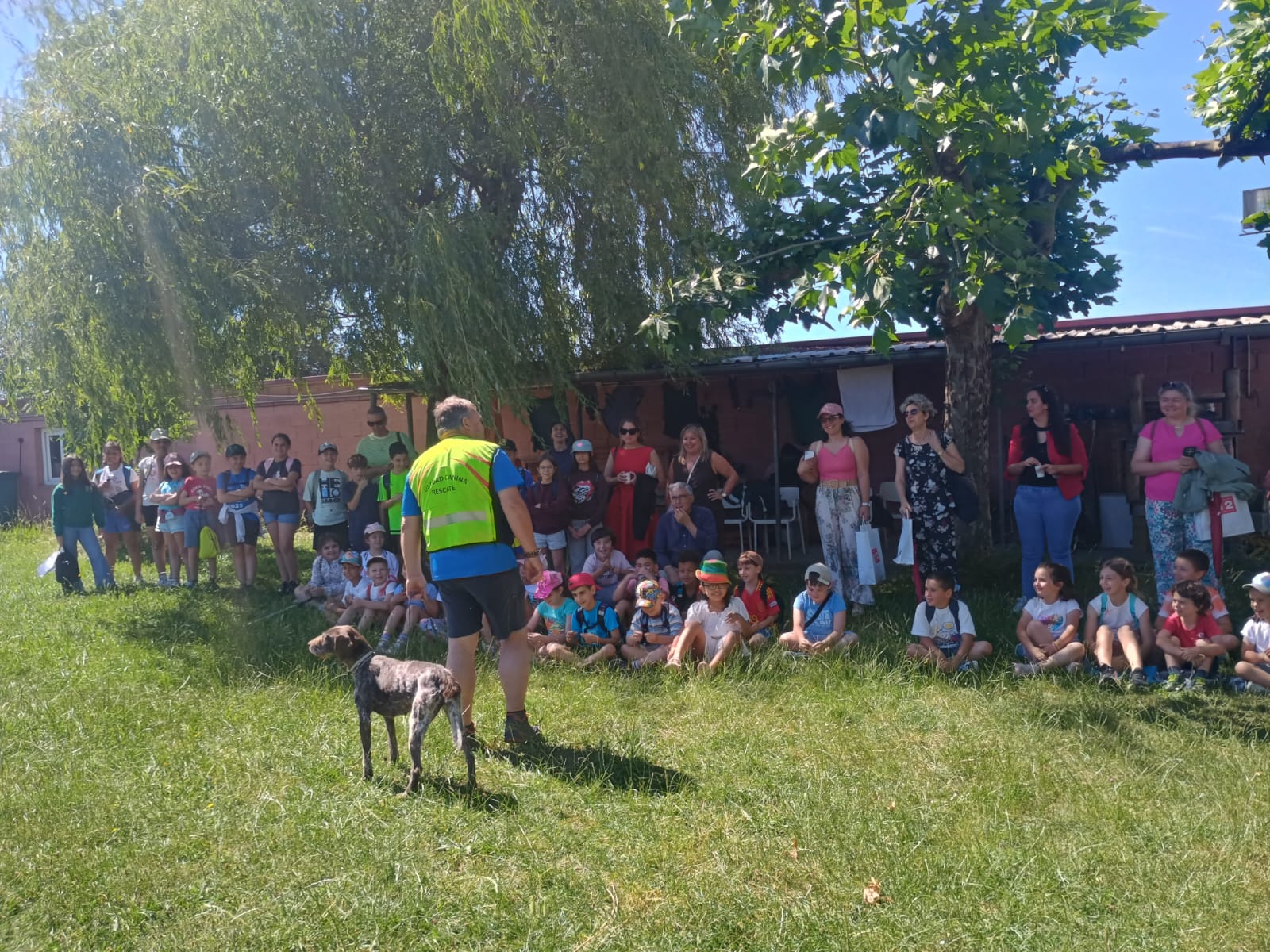Miembros de la Unidad Canina en el campo de entrenamiento con los escolares