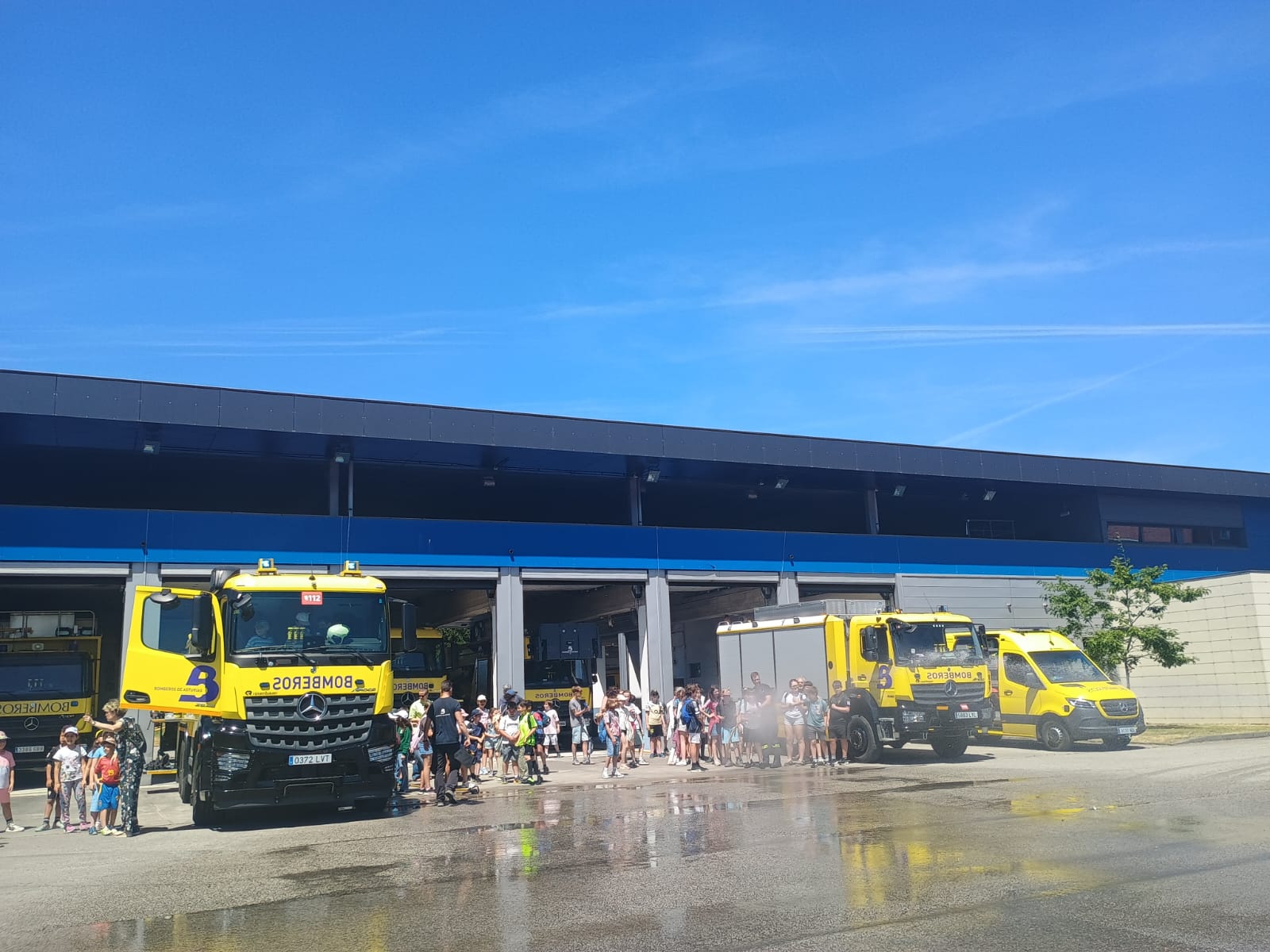 Los premiados visitando el parque de bomberos de La Morgal