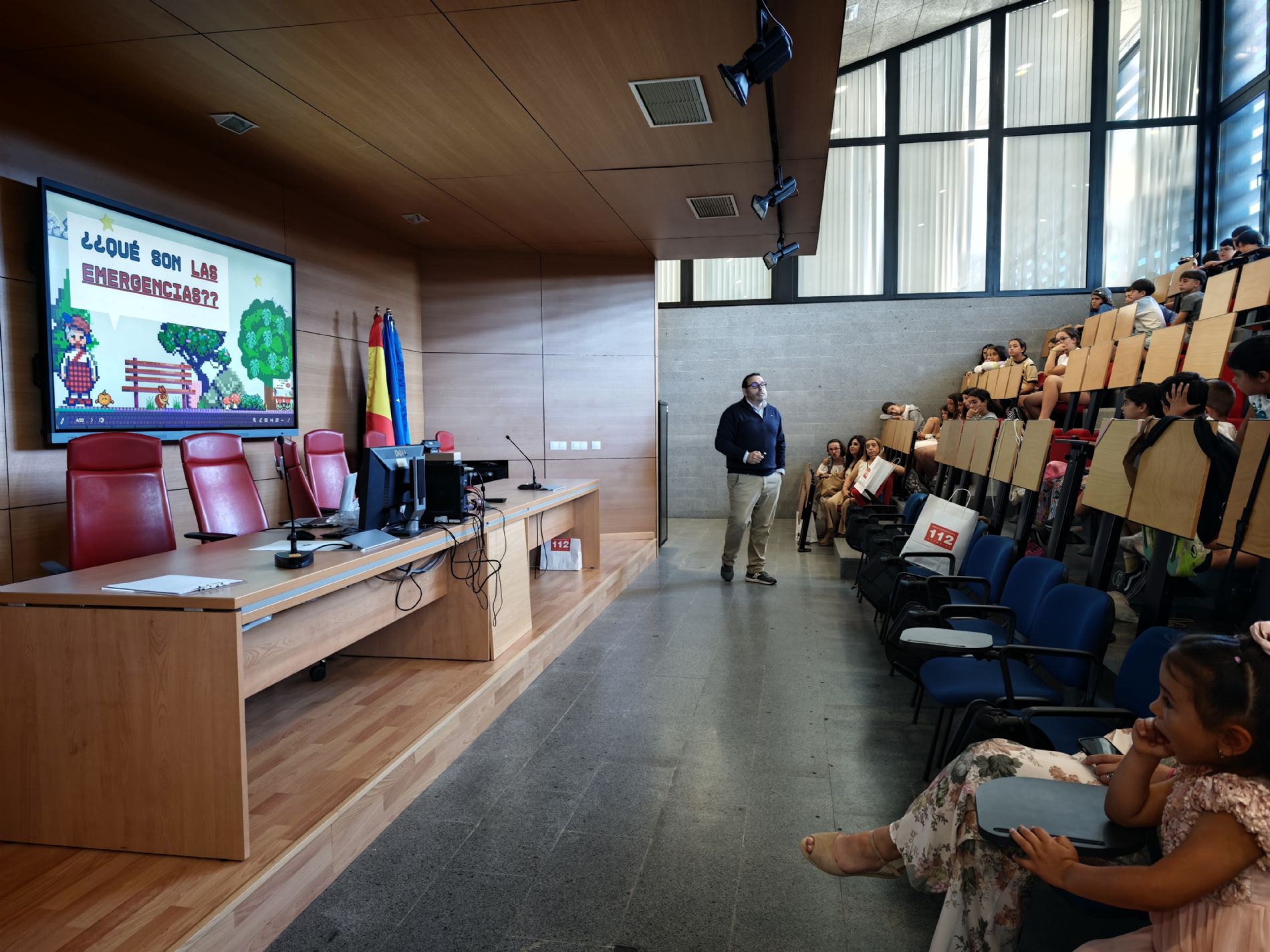 Pedro Feliz, jefe de sala del 1-1-2 explicando el trabajo del tel�fono de emergencias