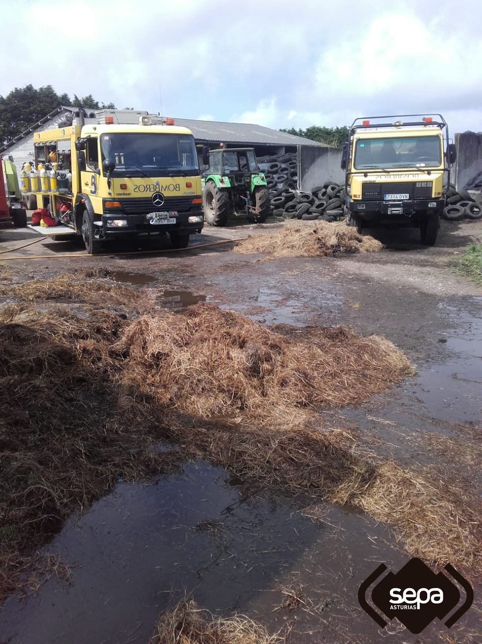 Bomberos en el incendio agrcola de Busto, Valds.