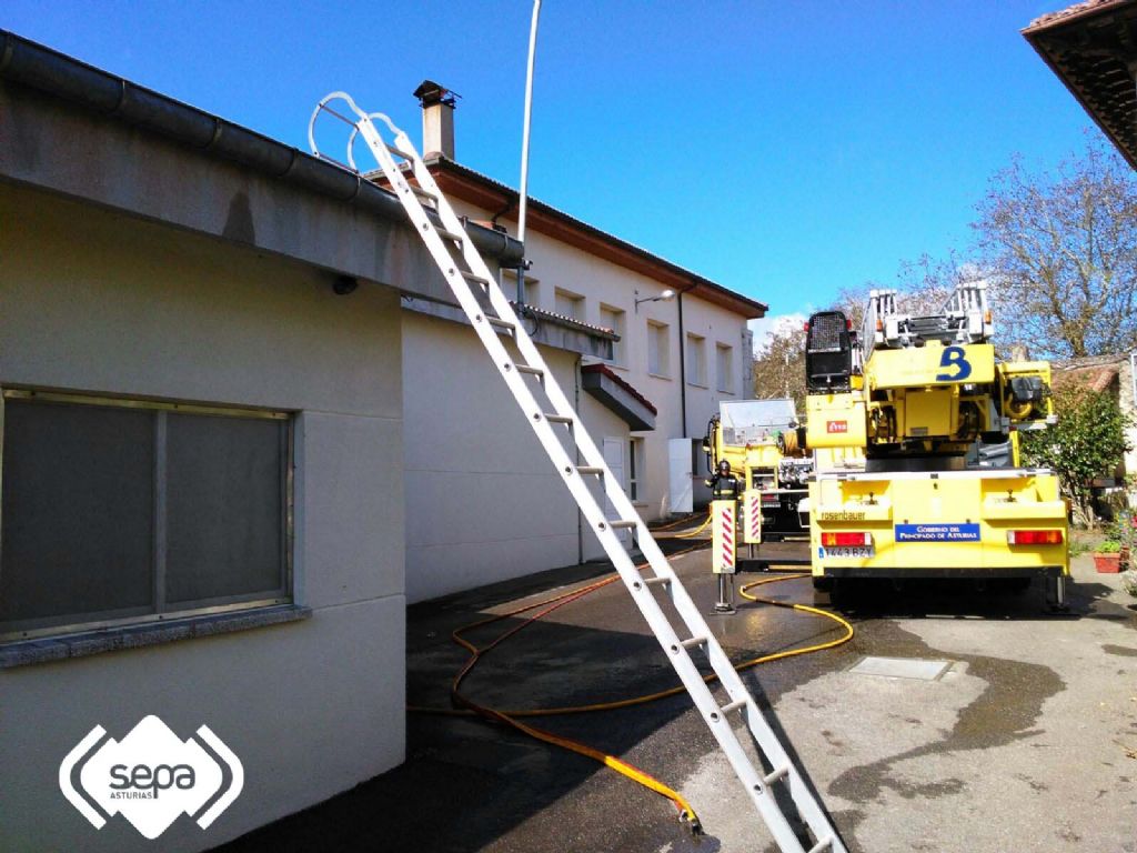 BOMBEROS EN LA FBRICA DE EMBUTIDOS DE MALLEZA, SALAS.