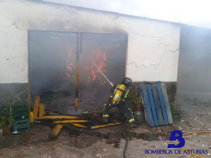 UNO DE LOS BOMBEROS DE VILLAVICIOSA DURANTE LAS TAREAS DE EXTINCIN DEL INCENDIO DE SALES.