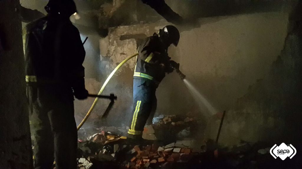 BOMBEROS EN EL INCENDIO DE LA CASA DE GODELLA, EL FRANCO.