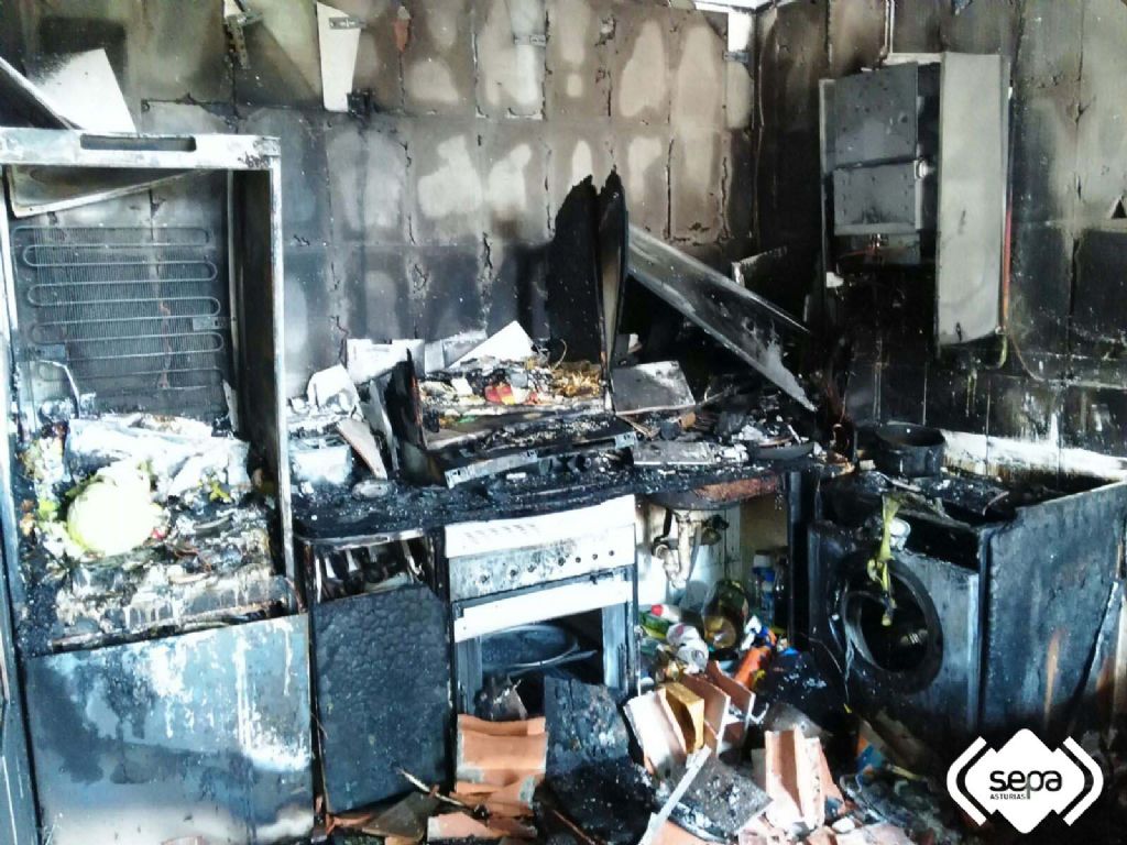 Vivienda incendiada en Nava.