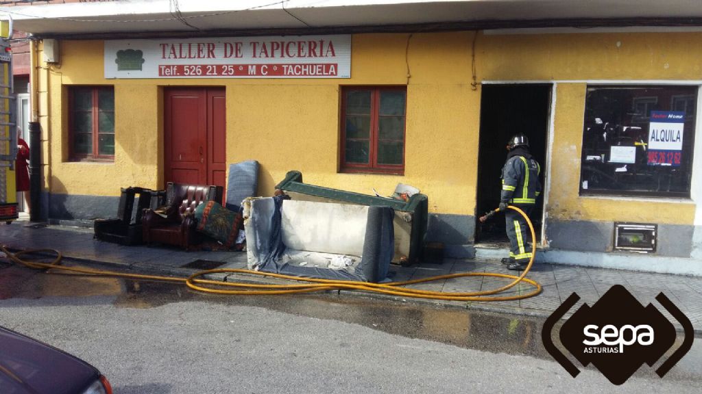 Bomberos de La Morgal en el bajo incendiado de Lugones, Siero.