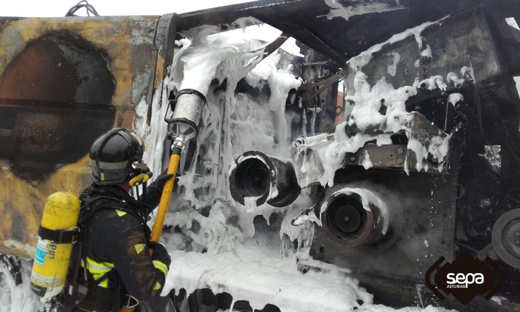 Efectivos de Bomberos de Barres trabajando en Castropol en una empresa maderera.