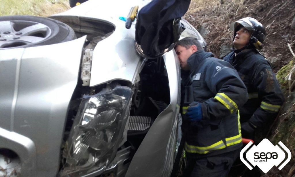 Bomberos en el accidente de Grado.