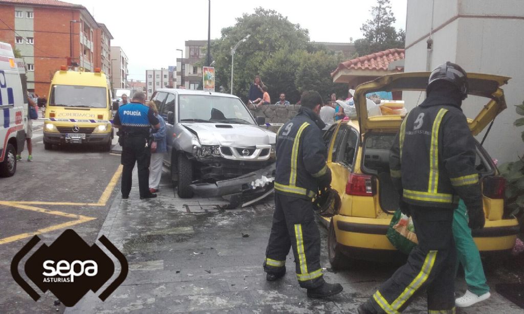 Bomberos de Llanes en el lugar de la colisin en Llanes.