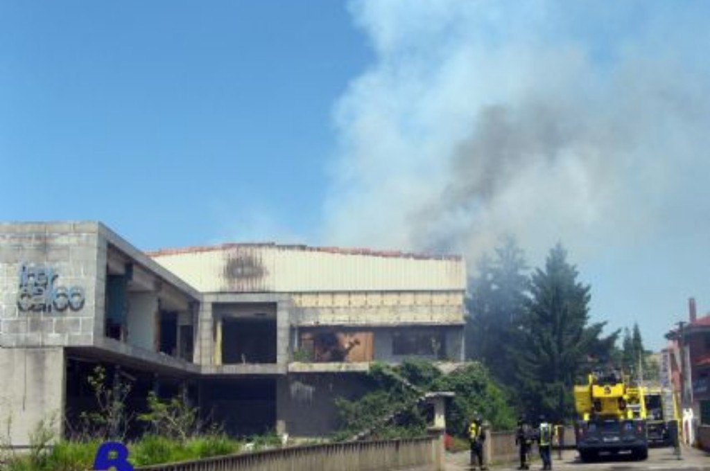 Las dotaciones de Bomberos de Asturias desplazadas al lugar intentan controlar el fuego. FOTO BA