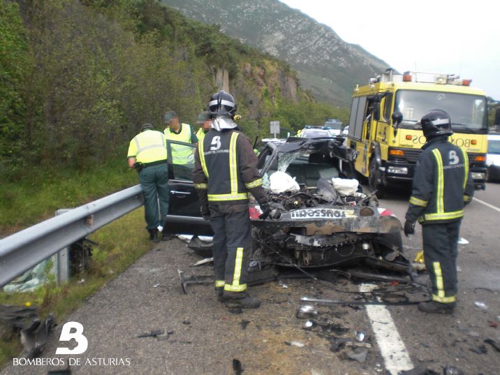 Los efectivos de Bomberos de Asturias de Llanes junto al equipo sanitario y la Guardia Civiil en el lugar del accidente.