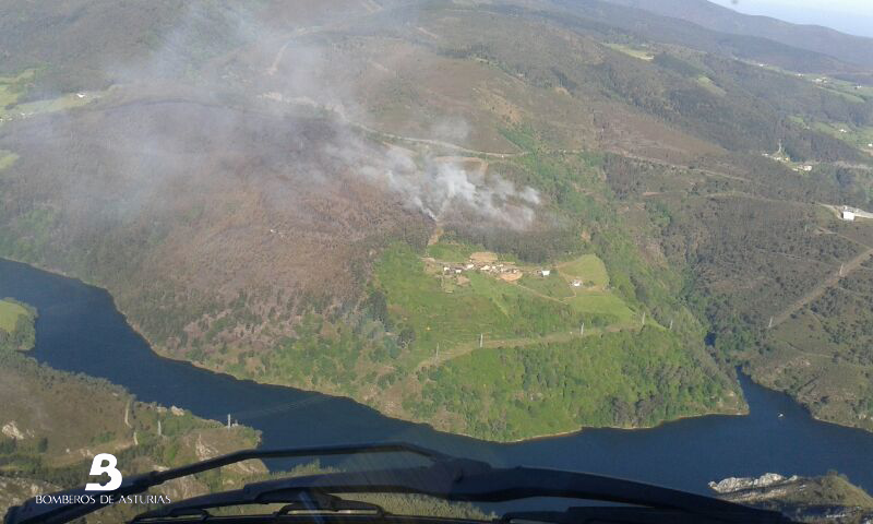 Vista aérea de estado del incendio tomada desde helicóptero del SEPA a las 10.30 horas