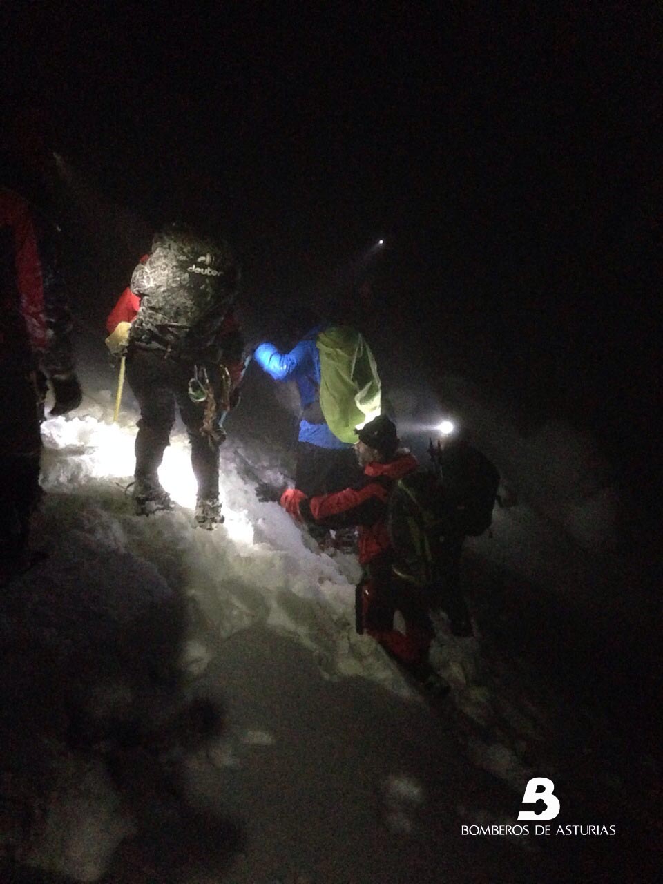 Los rescatadores ayudando a los excursionistas para que descendiesen con seguridad
