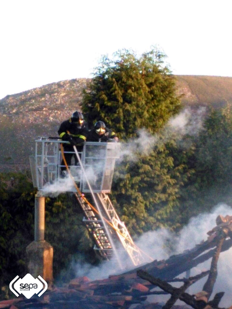 Los bomberos trabajando en la extinción del incendio