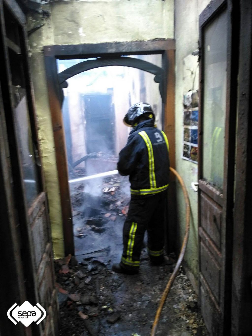 Los bomberos en el interior del inmueble