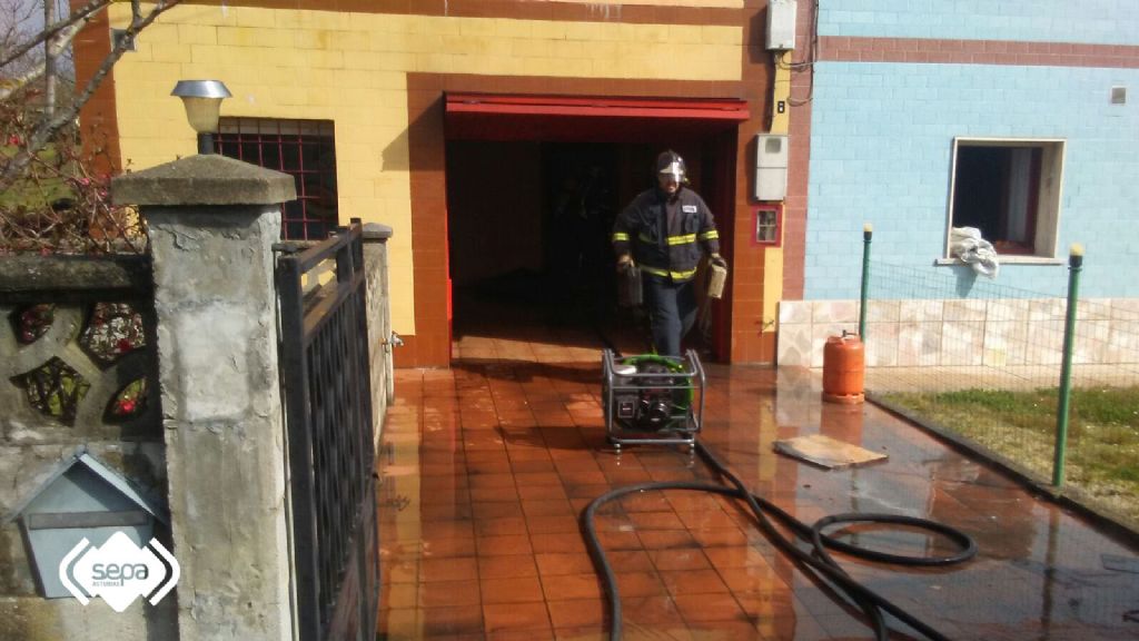Vivienda afectada por el incendio del garaje en Siero