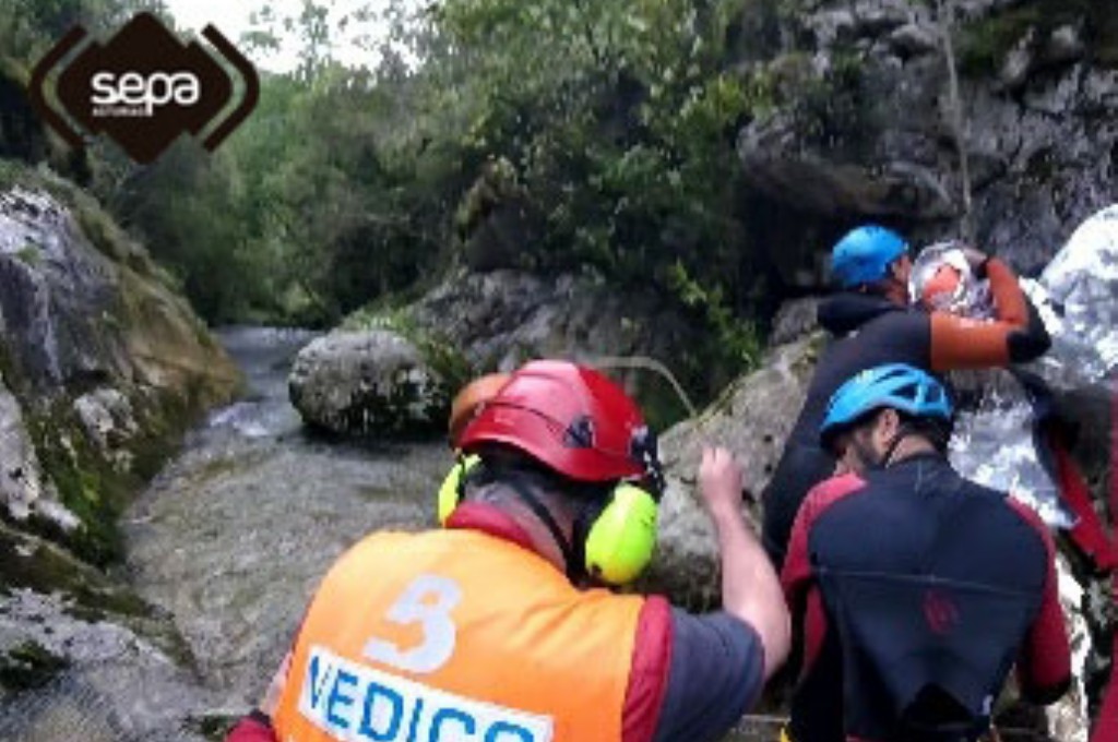 Momento del rescate en el río Rubó, Peñamellera Baja.