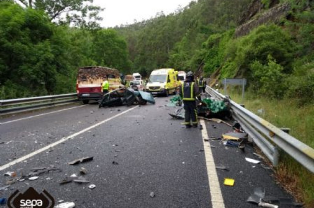 Lugar del accidente de tráfico en San Tirso de Abres.