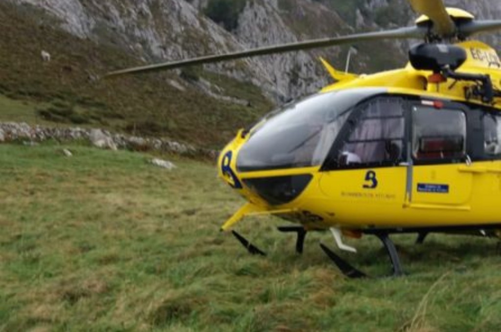 El helicóptero en el rescate de montaña de Peña Mea, Aller.