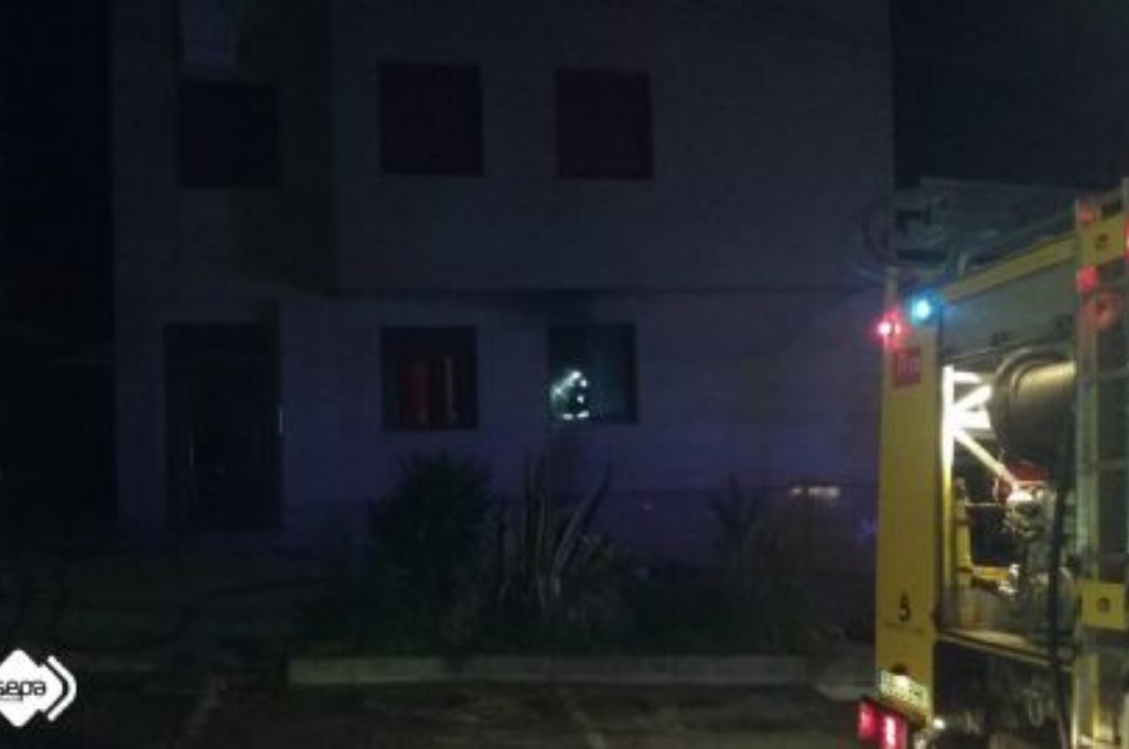 Bomberos de Villaviciosa en el edificio afectado por el incendio en Lastres, Colunga.