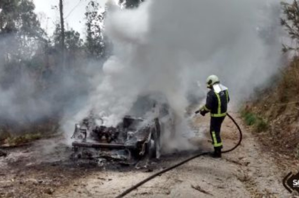 Bomberos de Llanes extinguiendo el incendio del coche en Cardoso, Llanes.