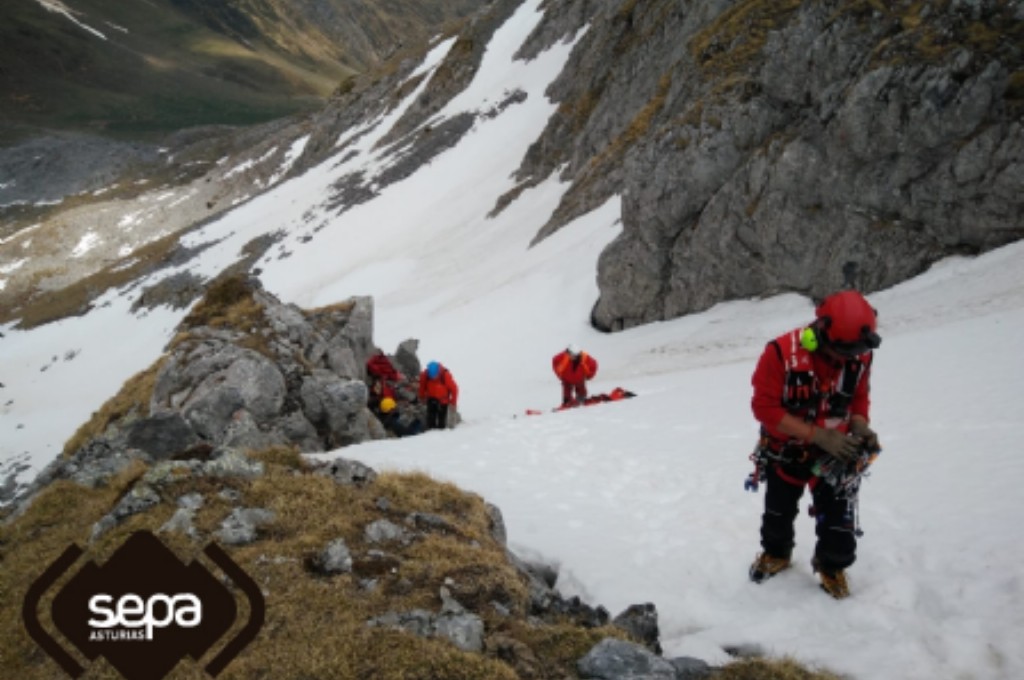 Grupo de Rescate en el Pico Cerreos, en Lena.